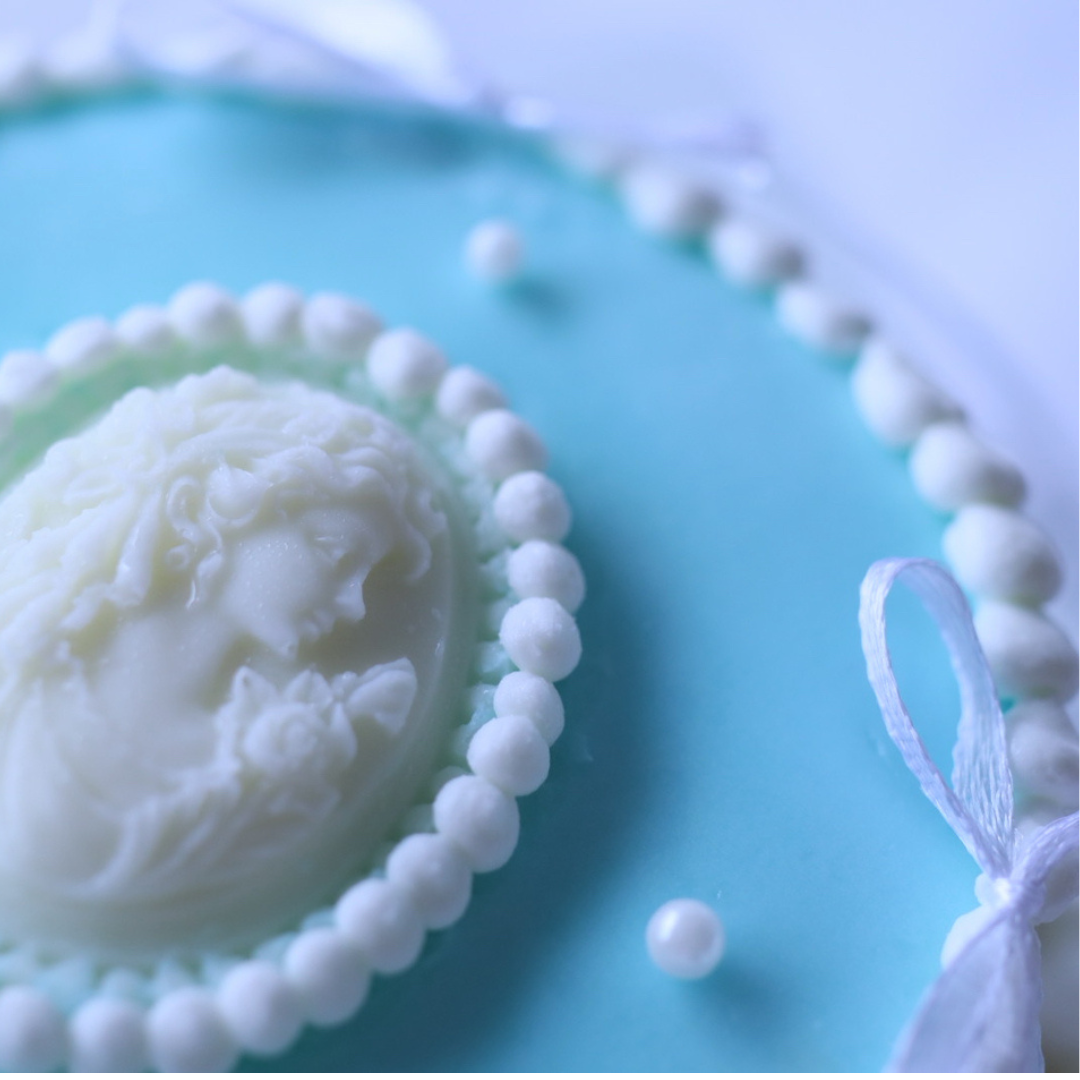 カメオとフリルのケーキ　ティファニーブルー3号サイズ